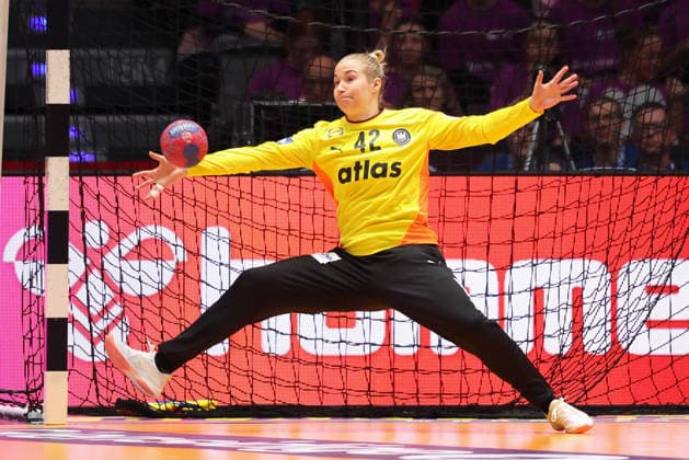 Deutschland - Serbien, IHF Handball-WM der Frauen Parade von Torhüterin Katharina Filter (Deutschland, 42). Vorrundenspiel der Handball-WM der Frauen zwischen Deutschland und Serbien am 30. November 2025 in der Porsche-Arena in Stuttgart., Stuttgart Baden-Württemberg Deutschland Porsche-Arena
