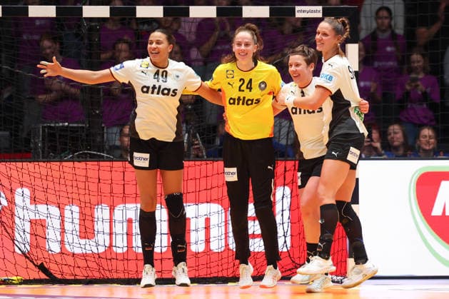Deutschland - Serbien, IHF Handball-WM der Frauen Aimee von Pereira (Deutschland, 49), Torhüterin Sarah Wachter (Deutschland, 24), Alina Grijseels (Deutschland, 4) und Xenia Smits (Deutschland, 11) jubeln. Vorrundenspiel der Handball-WM der Frauen zwischen Deutschland und Serbien am 30. November 2025 in der Porsche-Arena in Stuttgart., Stuttgart Baden-Württemberg Deutschland Porsche-Arena