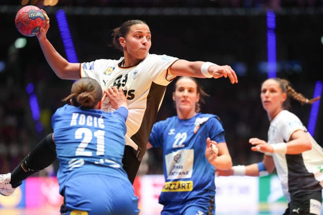 Deutschland - Serbien, IHF Handball-WM der Frauen Aimee von Pereira (Deutschland, 49). gegen Tamara Kocic (Serbien, 21). Vorrundenspiel der Handball-WM der Frauen zwischen Deutschland und Serbien am 30. November 2025 in der Porsche-Arena in Stuttgart., Stuttgart Baden-Württemberg Deutschland Porsche-Arena