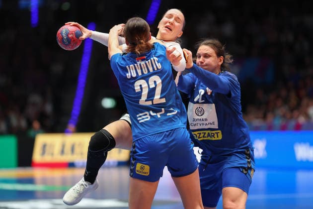 Deutschland - Serbien, IHF Handball-WM der Frauen Nieke Kühne (Deutschland, 19) zwischen Jovana Jovovic (Serbien, 22) und Dragana Cvijic (Serbien, 72). Vorrundenspiel der Handball-WM der Frauen zwischen Deutschland und Serbien am 30. November 2025 in der Porsche-Arena in Stuttgart., Stuttgart Baden-Württemberg Deutschland Porsche-Arena