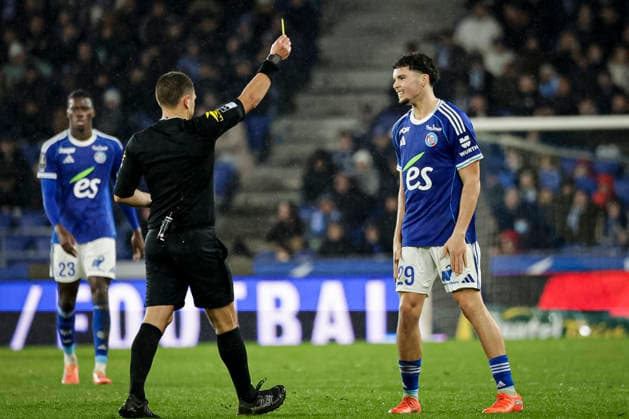 FOOTBALL : Ligue 1 Racing Strasbourg vs Stade Brestois 29 - Stade de la Meinau - Strasbourg - 30 11 2025 Samir El Mourabet 29 (RCS) carton jaune  Copyright: xelyxandroxcegarrax