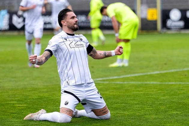 Torschütze Pascal Testroet (SVS, 37), jubelt über das Tor zum 1:0, Jubel, jubeln, Torjubel, Torerfolg, celebrate the goal, goal, celebration, jubelt ueber das Tor, Freuen, Freude, freut sich, optimistisch, positiv, Spielszene, Highlight, Freisteller, Ganzkörper, Einzelbild, Einzelfoto, Aktion, Action, 30.11.2025, Sandhausen (Deutschland), Fussball, Regionalliga Südwest, SV Sandhausen - SV Stuttgarter Kickers