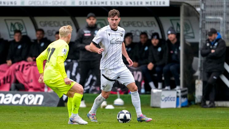 v.li.: Per Lockl (Kickers, 21), Jahn Herrmann (SVS, 10), Zweikampf, Spielszene, Duell, duel, tackle, tackling, Dynamik, Action, Aktion, 30.11.2025, Sandhausen (Deutschland), Fussball, Regionalliga Südwest, SV Sandhausen - SV Stuttgarter Kickers