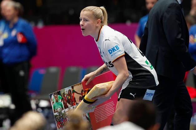 l.-r.: Antje Doell (DHB, 29) is Player of the Match 30.11.2025, 27TH IHF Womens Handball World Championship, WM, Weltmeisterschaft 2025, Germany - Serbia, GER, Stuttgart, Porsche Arena Copyright: HMBxMedia xHeikoxBecker
