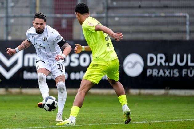 v.li.: Pascal Testroet (SVS, 37), Jacob Danquah (Kickers, 5), Zweikampf, Spielszene, Duell, duel, tackle, tackling, Dynamik, Action, Aktion, 30.11.2025, Sandhausen (Deutschland), Fussball, Regionalliga Südwest, SV Sandhausen - SV Stuttgarter Kickers