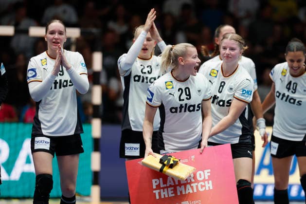 l.-r.: The German women around Antje Doell (DHB, 29), celebrate after their victory against Serbia 30.11.2025, 27TH IHF Womens Handball World Championship, WM, Weltmeisterschaft 2025, Germany - Serbia, GER, Stuttgart, Porsche Arena Copyright: HMBxMedia xHeikoxBecker