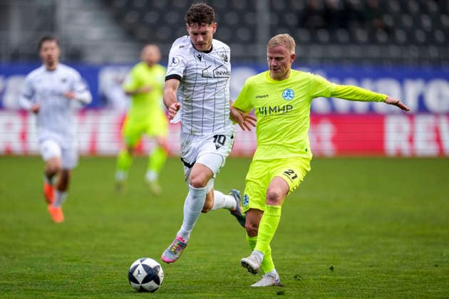 v.li.: Jahn Herrmann (SVS, 10), Per Lockl (Kickers, 21), Zweikampf, Spielszene, Duell, duel, tackle, tackling, Dynamik, Action, Aktion, 30.11.2025, Sandhausen (Deutschland), Fussball, Regionalliga Südwest, SV Sandhausen - SV Stuttgarter Kickers