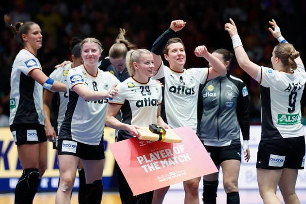 l.-r.: The German women around Antje Doell (DHB, 29), celebrate after their victory against Serbia 30.11.2025, 27TH IHF Womens Handball World Championship, WM, Weltmeisterschaft 2025, Germany - Serbia, GER, Stuttgart, Porsche Arena Copyright: HMBxMedia xHeikoxBecker