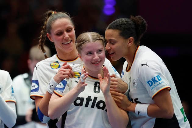 l.-r.: Xenia Smits (DHB, 11), Nina Engel (DHB, 8) and Aimee von Pereira (DHB, 49), celebrates after the victory against Serbia, 30.11.2025, 27TH IHF Womens Handball World Championship, WM, Weltmeisterschaft 2025, Germany - Serbia, GER, Stuttgart, Porsche Arena Copyright: HMBxMedia xHeikoxBecker