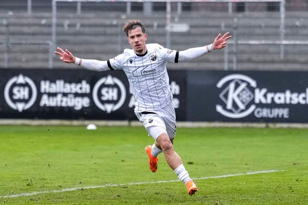 Torschütze Louis Kolbe (SVS, 3), Spieler vom SV Sandhausen (SVS), jubelt über das Tor zum 2:1, Jubel, jubeln, Torjubel, Torerfolg, celebrate the goal, goal, celebration, jubelt ueber das Tor, Freuen, Freude, freut sich, optimistisch, positiv, Spielszene, Highlight, Freisteller, Ganzkörper, Einzelbild, Einzelfoto, Aktion, Action, 30.11.2025, Sandhausen (Deutschland), Fussball, Regionalliga Südwest, SV Sandhausen - SV Stuttgarter Kickers