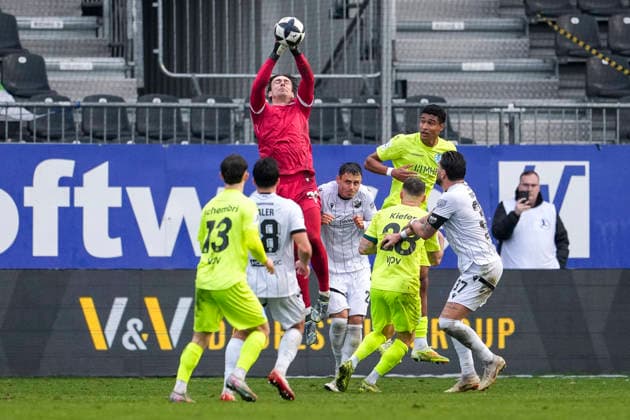 Lukas Schneller (Torwart, SVS, 31) fängt eine Flanke ab, Aktion, Action, Spielszene, im Strafraum, Strafraumszene, 30.11.2025, Sandhausen (Deutschland), Fussball, Regionalliga Südwest, SV Sandhausen - SV Stuttgarter Kickers