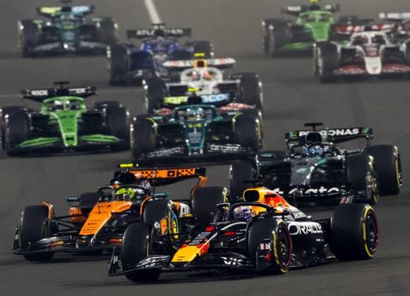 DOHA - Max Verstappen (Red Bull Racing) and Lando Norris (McLaren) during the start of the Qatar Grand Prix at the Lusail International Circuit. ANP SANDER KONING xVIxANPxSportx xxANPxIVx 543502803 originalFilename: 543502803.jpg