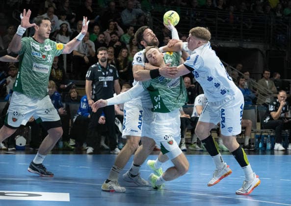 30.11.2025, xlakx, Handball Daikin HBL, Fuechse Berlin - TBV Lemgo Lippe v.l. Mijajlo Marsenic (Fuechse Berlin), Tim Suton (TBV Lemgo Lippe), Mathias Gidsel (Fuechse Berlin), Lukas Hutecek (TBV Lemgo Lippe) Zweikampf, Duell, Kampf, tackle Berlin