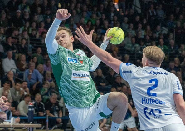 30.11.2025, xlakx, Handball Daikin HBL, Fuechse Berlin - TBV Lemgo Lippe v.l. Mathias Gidsel (Fuechse Berlin), Lukas Hutecek (TBV Lemgo Lippe) setzt zum Sprungwurf an Berlin
