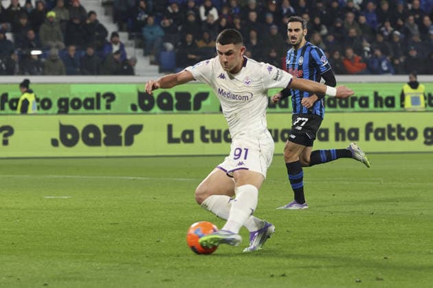 Roberto Piccoli of ACF Fiorentina kick the ball during Atalanta BC vs ACF Fiorentina, 13Â° Serie A Enilive 2025-26 game at New Balance arena in Bergamo (BG), Italy, on November 30, 2025.  Copyright: xDavidexCasentini IPAxSportx xipa-agency.netx xx IPA_68567002 IPA_Agency_IPA68567002