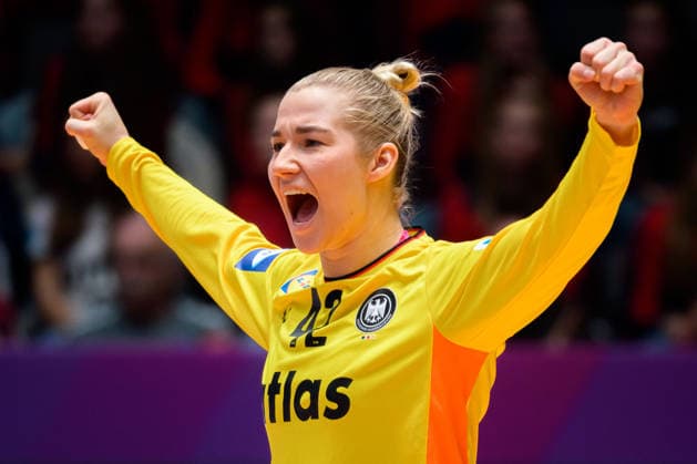 Handball, Frauen WM, Gruppe C: Deutschland - Serbien Torhueterin Katharina Filter (Deutschland) Jubel Freude Emotion Stuttgart Porsche Arena Baden-Württemberg Deutschland