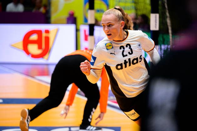 Handball, Frauen WM, Gruppe C: Deutschland - Serbien Annika Lott (Deutschland) Stuttgart Porsche Arena Baden-Württemberg Deutschland