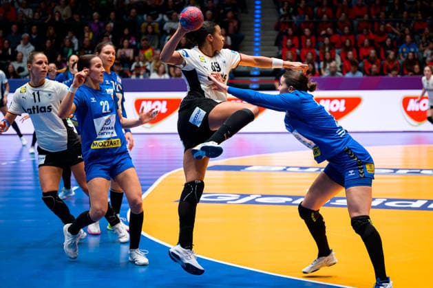 Handball, Frauen WM, Gruppe C: Deutschland - Serbien dhb69 Stuttgart Porsche Arena Baden-Württemberg Deutschland