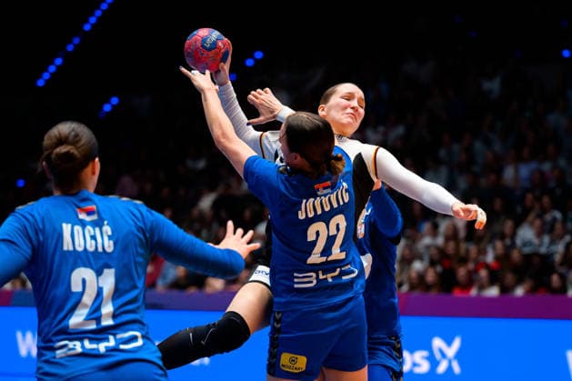 Handball, Frauen WM, Gruppe C: Deutschland - Serbien v. li. im Zweikampf Jovana Jovovic und Nieke Kühne Kuehne (Deutschland) Stuttgart Porsche Arena Baden-Württemberg Deutschland
