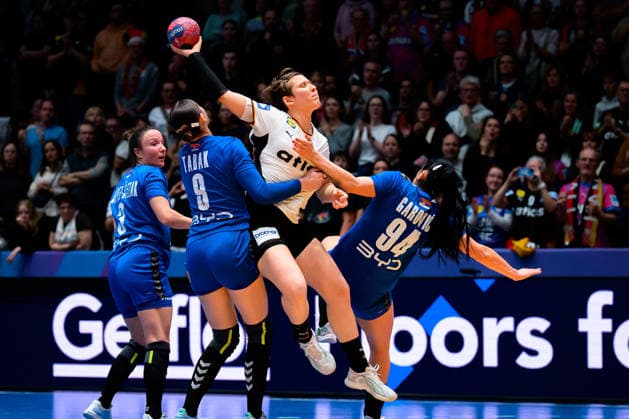 Handball, Frauen WM, Gruppe C: Deutschland - Serbien v.li. Dunja Tabak (Serbien), Alina Grijseels (Deutschland), Sara Garovic (Serbien) Stuttgart Porsche Arena Baden-Württemberg Deutschland