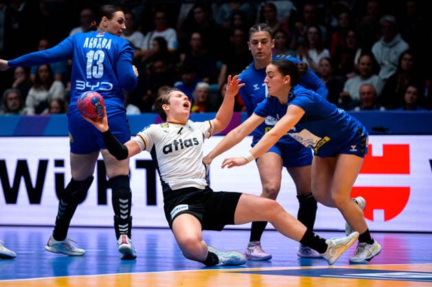 Handball, Frauen WM, Gruppe C: Deutschland - Serbien Alina Grijseels (Deutschland), Jovana Skrobic (Serbien) Stuttgart Porsche Arena Baden-Württemberg Deutschland