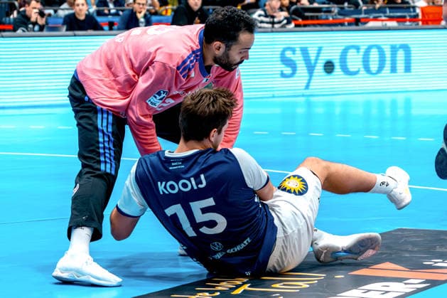 30.11.2025, xKKUx, Handball, HBL, Bergischer HC - HSV Hamburg, Mitsubishi Electric HALLE Düsseldorf, Mohamed El-Tayar (Handball Sportverein Hamburg 12) , Lars Kooij (BHC 15) Nordrhein-Westfalen Deutschland
