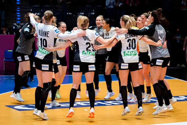 Handball, Frauen WM, Gruppe C: Deutschland - Serbien Schlussjubel Schlußjubel Emotion Freude Stuttgart Porsche Arena Baden-Württemberg Deutschland