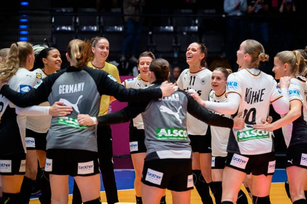 Handball, Frauen WM, Gruppe C: Deutschland - Serbien Schlussjubel Schlußjubel Emotion Freude Stuttgart Porsche Arena Baden-Württemberg Deutschland