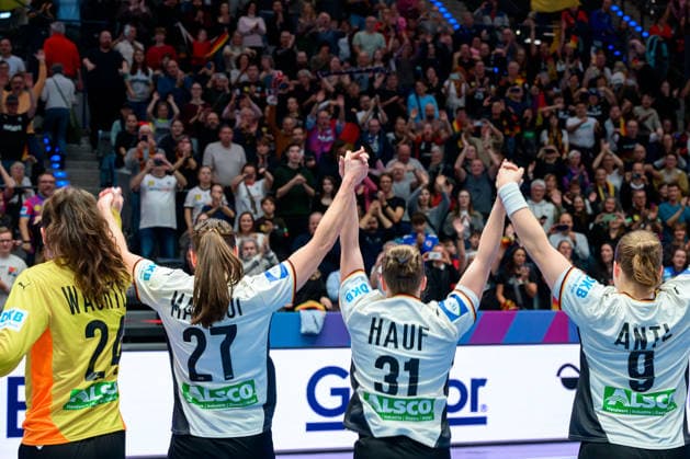 Handball, Frauen WM, Gruppe C: Deutschland - Serbien Torhueterin Sarah Wachter (Deutschland), Julia Maidhof (Deutschland), Alexia Hauf (Deutschland), Lisa Antl (Deutschland) jubeln den Zuschauern zu Stuttgart Porsche Arena Baden-Württemberg Deutschland