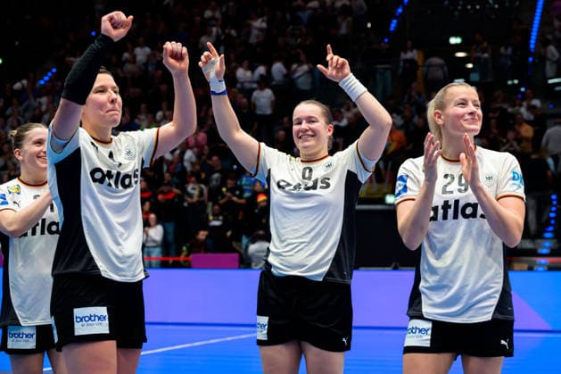 Handball, Frauen WM, Gruppe C: Deutschland - Serbien Alina Grijseels (Deutschland), Lisa Antl (Deutschland), Antje Döll Doell (Deutschland) Schlussjubel Schlußjubel Emotion Freude Stuttgart Porsche Arena Baden-Württemberg Deutschland