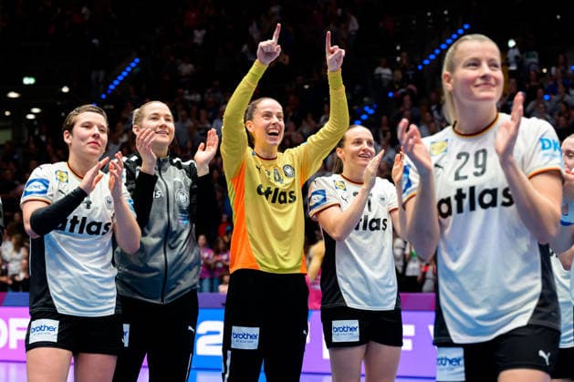 Handball, Frauen WM, Gruppe C: Deutschland - Serbien v.li. Alina Grijseels (Deutschland), Torhueterin Katharina Filter (Deutschland), Torhueterin Sarah Wachter (Deutschland), Julia Maidhof (Deutschland), Antje Döll Doell (Deutschland) Schlussjubel Schlußjubel Emotion Freude Stuttgart Porsche Arena Baden-Württemberg Deutschland