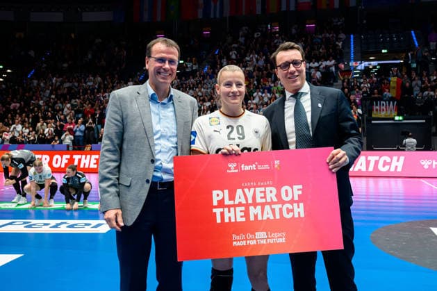 Handball, Frauen WM, Gruppe C: Deutschland - Serbien Player of the Match Antje Döll Doell (Deutschland) Stuttgart Porsche Arena Baden-Württemberg Deutschland