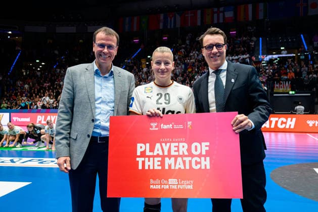 Handball, Frauen WM, Gruppe C: Deutschland - Serbien Player of the Match Antje Döll Doell (Deutschland) Stuttgart Porsche Arena Baden-Württemberg Deutschland
