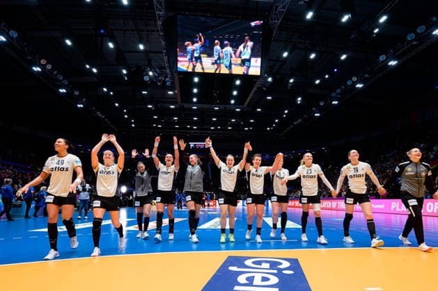 Handball, Frauen WM, Gruppe C: Deutschland - Serbien die Mannschaft von Deutschland Schlussjubel Schlußjubel Emotion Freude Stuttgart Porsche Arena Baden-Württemberg Deutschland