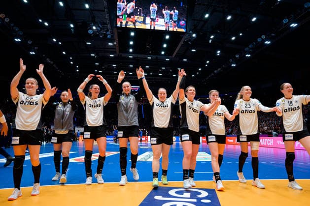 Handball, Frauen WM, Gruppe C: Deutschland - Serbien die Mannschaft von Deutschland Schlussjubel Schlußjubel Emotion Freude Stuttgart Porsche Arena Baden-Württemberg Deutschland