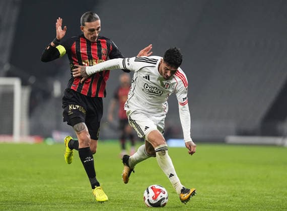 Misirli.com.tr Fatih Karagumruk v Besiktas - Turkish Super Lig ISTANBUL, TURKIYE - NOVEMBER 30: Atakan Cankaya of Fatih Karagumruk in action against Emirhan Topcu (53) of Besiktas during the Turkish Super Lig week 14 match between Misirli.com.tr Fatih Karagumruk and Besiktas at Ataturk Olympic Stadium in Istanbul, Turkiye, on November 30, 2025. Esra Bilgin Anadolu Istanbul Turkey. Editorial use only. Please get in touch for any other usage.  Copyright: x2025xAnadoluxEsraxBilginx