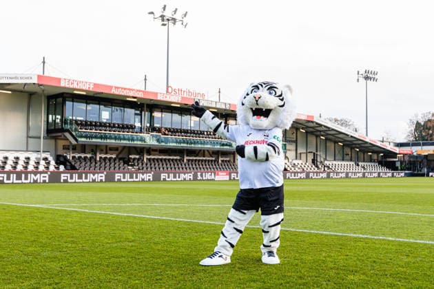 Manni wird als neues Maskottchen des SC Verl vorgestellt GER, SC Verl vs. VfL Osnabrueck, Fussball, 3. Liga, 16. Spieltag, Spielzeit 2025 2026, 30.11.2025 DFL Regulations prohibit any use of photographers as image sequences and or quasi-video. GER, SC Verl vs. VfL Osnabrueck, Fussball, 3. Liga, 16. Spieltag, Spielzeit 2025 2026, 30.11.2025 Verl Copyright: xEibner-Pressefoto JanxRollingerx EP_JSK