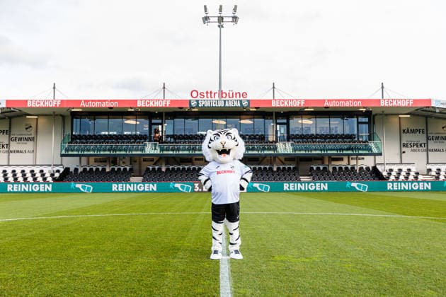 Manni wird als neues Maskottchen des SC Verl vorgestellt GER, SC Verl vs. VfL Osnabrueck, Fussball, 3. Liga, 16. Spieltag, Spielzeit 2025 2026, 30.11.2025 DFL Regulations prohibit any use of photographers as image sequences and or quasi-video. GER, SC Verl vs. VfL Osnabrueck, Fussball, 3. Liga, 16. Spieltag, Spielzeit 2025 2026, 30.11.2025 Verl Copyright: xEibner-Pressefoto JanxRollingerx EP_JSK
