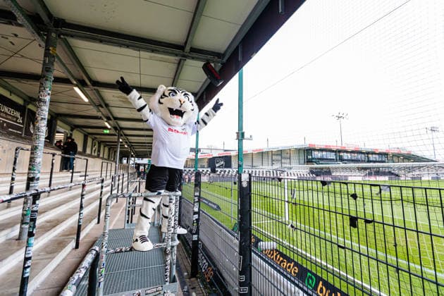 Manni wird als neues Maskottchen des SC Verl vorgestellt GER, SC Verl vs. VfL Osnabrueck, Fussball, 3. Liga, 16. Spieltag, Spielzeit 2025 2026, 30.11.2025 DFL Regulations prohibit any use of photographers as image sequences and or quasi-video. GER, SC Verl vs. VfL Osnabrueck, Fussball, 3. Liga, 16. Spieltag, Spielzeit 2025 2026, 30.11.2025 Verl Copyright: xEibner-Pressefoto JanxRollingerx EP_JSK