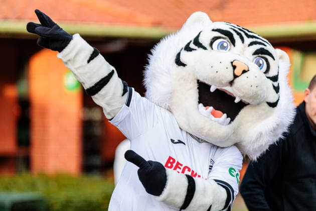 Manni wird als neues Maskottchen des SC Verl vorgestellt GER, SC Verl vs. VfL Osnabrueck, Fussball, 3. Liga, 16. Spieltag, Spielzeit 2025 2026, 30.11.2025 DFL Regulations prohibit any use of photographers as image sequences and or quasi-video. GER, SC Verl vs. VfL Osnabrueck, Fussball, 3. Liga, 16. Spieltag, Spielzeit 2025 2026, 30.11.2025 Verl Copyright: xEibner-Pressefoto JanxRollingerx EP_JSK