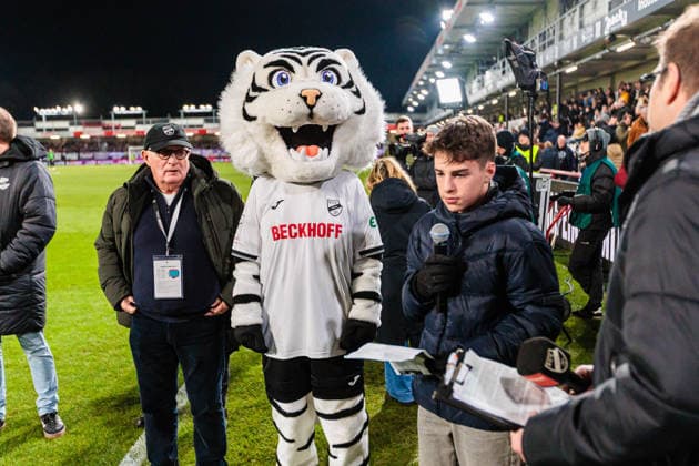 Manni wird als neues Maskottchen des SC Verl vorgestellt GER, SC Verl vs. VfL Osnabrueck, Fussball, 3. Liga, 16. Spieltag, Spielzeit 2025 2026, 30.11.2025 DFL Regulations prohibit any use of photographers as image sequences and or quasi-video. GER, SC Verl vs. VfL Osnabrueck, Fussball, 3. Liga, 16. Spieltag, Spielzeit 2025 2026, 30.11.2025 Verl Copyright: xEibner-Pressefoto JanxRollingerx EP_JSK