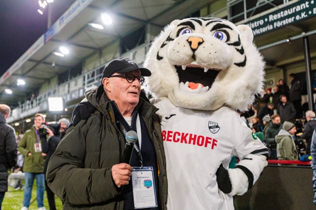 Manni wird als neues Maskottchen des SC Verl vorgestellt GER, SC Verl vs. VfL Osnabrueck, Fussball, 3. Liga, 16. Spieltag, Spielzeit 2025 2026, 30.11.2025 DFL Regulations prohibit any use of photographers as image sequences and or quasi-video. GER, SC Verl vs. VfL Osnabrueck, Fussball, 3. Liga, 16. Spieltag, Spielzeit 2025 2026, 30.11.2025 Verl Copyright: xEibner-Pressefoto JanxRollingerx EP_JSK