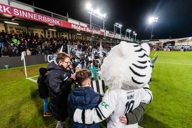 Manni wird als neues Maskottchen des SC Verl vorgestellt GER, SC Verl vs. VfL Osnabrueck, Fussball, 3. Liga, 16. Spieltag, Spielzeit 2025 2026, 30.11.2025 DFL Regulations prohibit any use of photographers as image sequences and or quasi-video. GER, SC Verl vs. VfL Osnabrueck, Fussball, 3. Liga, 16. Spieltag, Spielzeit 2025 2026, 30.11.2025 Verl Copyright: xEibner-Pressefoto JanxRollingerx EP_JSK