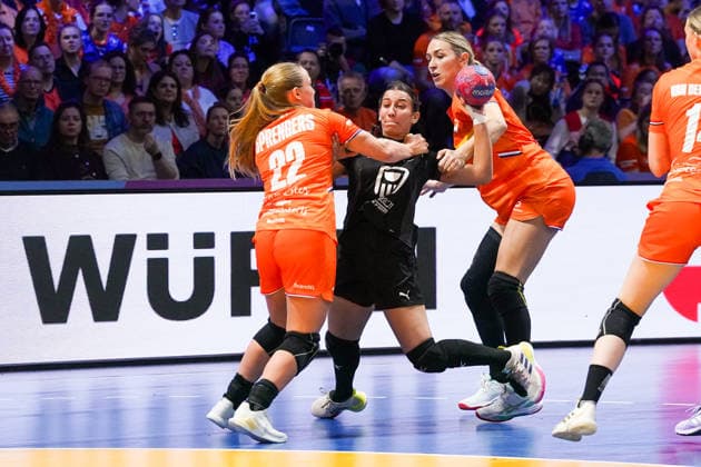 2025-11-30 Egypt v Netherlands - IHF World Women s Handball Championship ROTTERDAM, NETHERLANDS - NOVEMBER 30: Zoe Sprengers of the Netherlands, Lois Abbingh of The Netherlands during the IHF World Women s Handball Championship match between Egypt and Netherlands at Ahoy on November 30, 2025 in Rotterdam, Netherlands. Rotterdam Ahoy Netherlands Content not available for redistribution in The Netherlands directly or indirectly through any third parties. Copyright: xHenkxSeppenx
