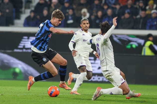 Atalanta v Fiorentina, Serie A football, Bergamo, Italy Bergamo, Italy. 30th, November 2025. Luca Ranieri (6) of Fiorentina and Charles De Ketelaere (R) of Atalanta seen during the Serie A match between Atalanta and Fiorentina at New Balance Stadium in Bergamo. Italy, Bergamo  Copyright: xGonzalesxPhoto StefanoxNicolix
