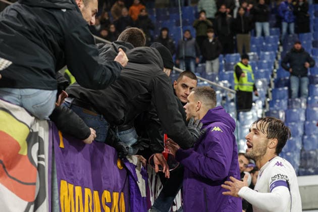 Atalanta v Fiorentina, Serie A football, Bergamo, Italy Bergamo, Italy. 30th, November 2025. Edin Dzeko of Fiorentina seen in discussion with the supporters after the Serie A match between Atalanta and Fiorentina at New Balance Stadium in Bergamo. Italy, Bergamo  Copyright: xGonzalesxPhoto StefanoxNicolix