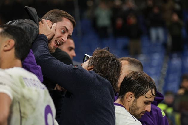 Atalanta v Fiorentina, Serie A football, Bergamo, Italy Bergamo, Italy. 30th, November 2025. Head coach Paolo Vanoli of Fiorentina seen in talks with the supporters after the Serie A match between Atalanta and Fiorentina at New Balance Stadium in Bergamo. Italy, Bergamo  Copyright: xGonzalesxPhoto StefanoxNicolix