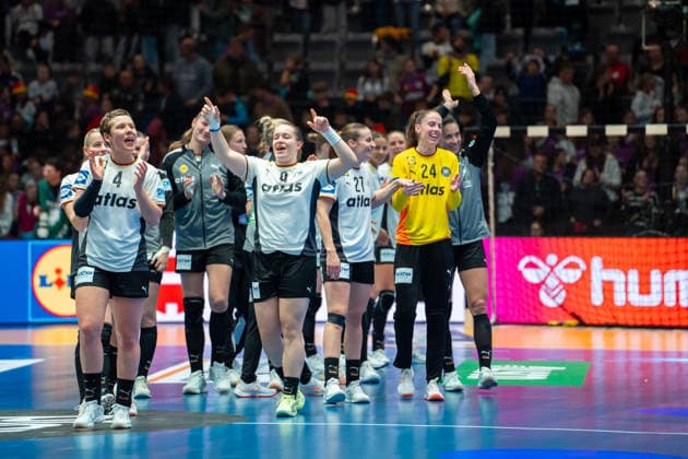 Handball I Frauen I Weltmeisterschaft I Vorrunde I 3. Spieltag I Deutschland - Serbien I 30.11.2025 Deutschland feiert den Sieg und den Einzug in die Hauptrunde, vorne Alina Grijseels (4, Deutschland), Lisa Antl (9, Deutschland), Sarah Wachter (24, Deutschland) Stuttgart Porsche Arena Baden-Württemberg Deutschland Copyright: xLobeca MaxxPetershansx