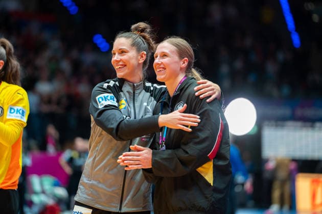 Handball I Frauen I Weltmeisterschaft I Vorrunde I 3. Spieltag I Deutschland - Serbien I 30.11.2025 Emily Vogel (20, Deutschland) und Jolina Huhnstock (45, Deutschland) Stuttgart Porsche Arena Baden-Württemberg Deutschland Copyright: xLobeca MaxxPetershansx