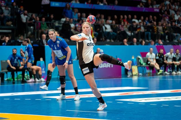 Handball I Frauen I Weltmeisterschaft I Vorrunde I 3. Spieltag I Deutschland - Serbien I 30.11.2025 Nina Engel (8, Deutschland) beim Siebenmeter Stuttgart Porsche Arena Baden-Württemberg Deutschland Copyright: xLobeca MaxxPetershansx